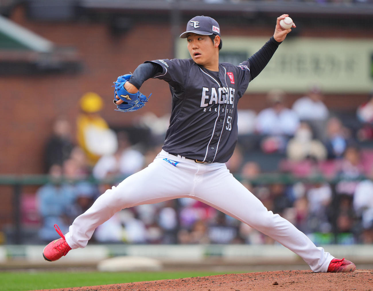 楽天対日本ハム　9回表、楽天3番手で登板し力投する鈴木翔（撮影・垰建太）
