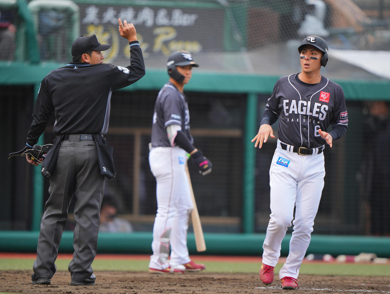 申告敬遠を受ける村林一輝と宗山塁（撮影・垰建太）