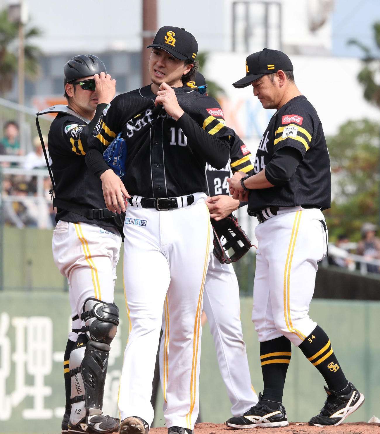 ソフトバンク対オリックス　5回途中で交代を告げられた上沢（撮影・梅根麻紀）
