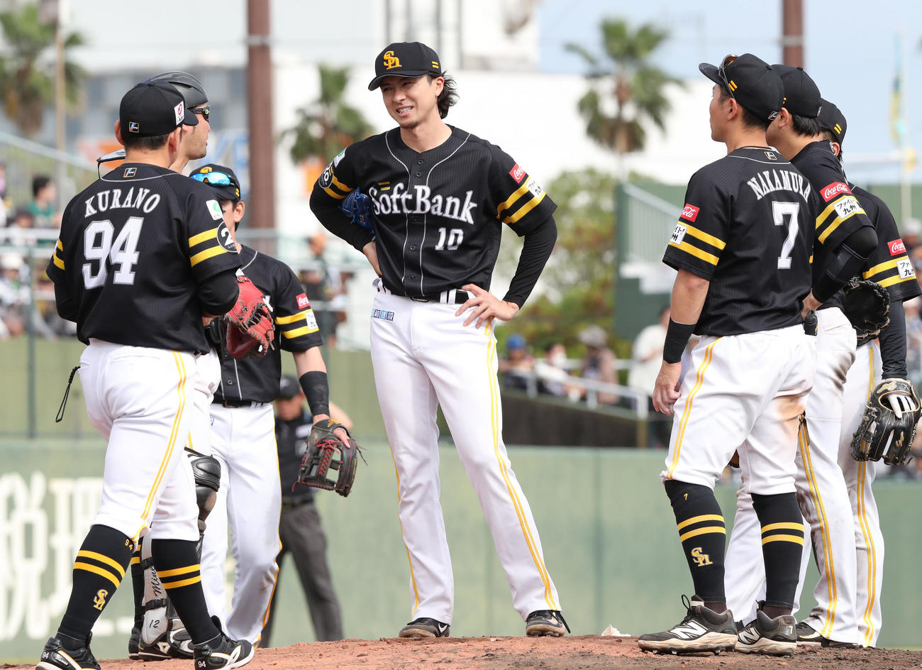 ソフトバンク対オリックス　5回途中で交代を告げられた上沢（撮影・梅根麻紀）