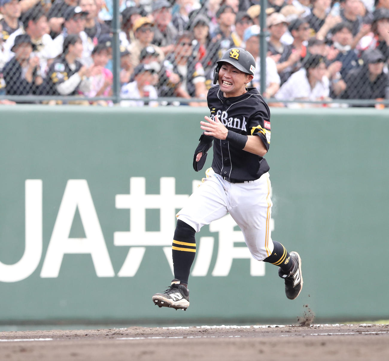 ソフトバンク対オリックス　1回裏ソフトバンク2死一、二塁、山川の左前勝ち越し適時打で生還する中村（撮影・梅根麻紀）