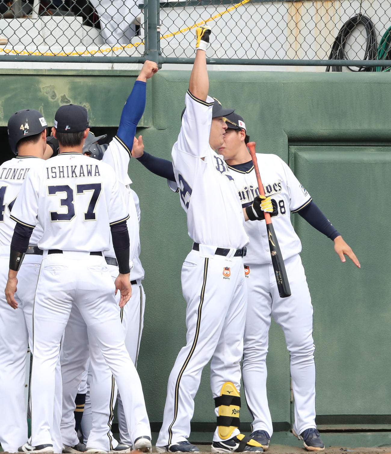 3ランを放った杉本裕太郎はベンチ前で昇天ポーズ（撮影・梅根麻紀）