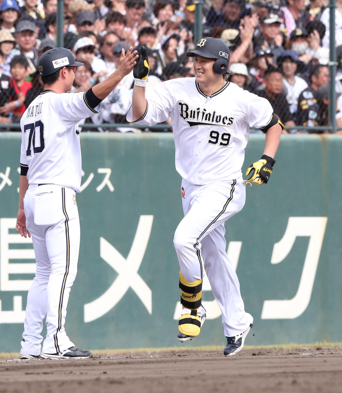 ソフトバンク対オリックス　5回表オリックス無死二、三塁、杉本は左越えに3点本塁打を放ち笑顔（撮影・梅根麻紀）