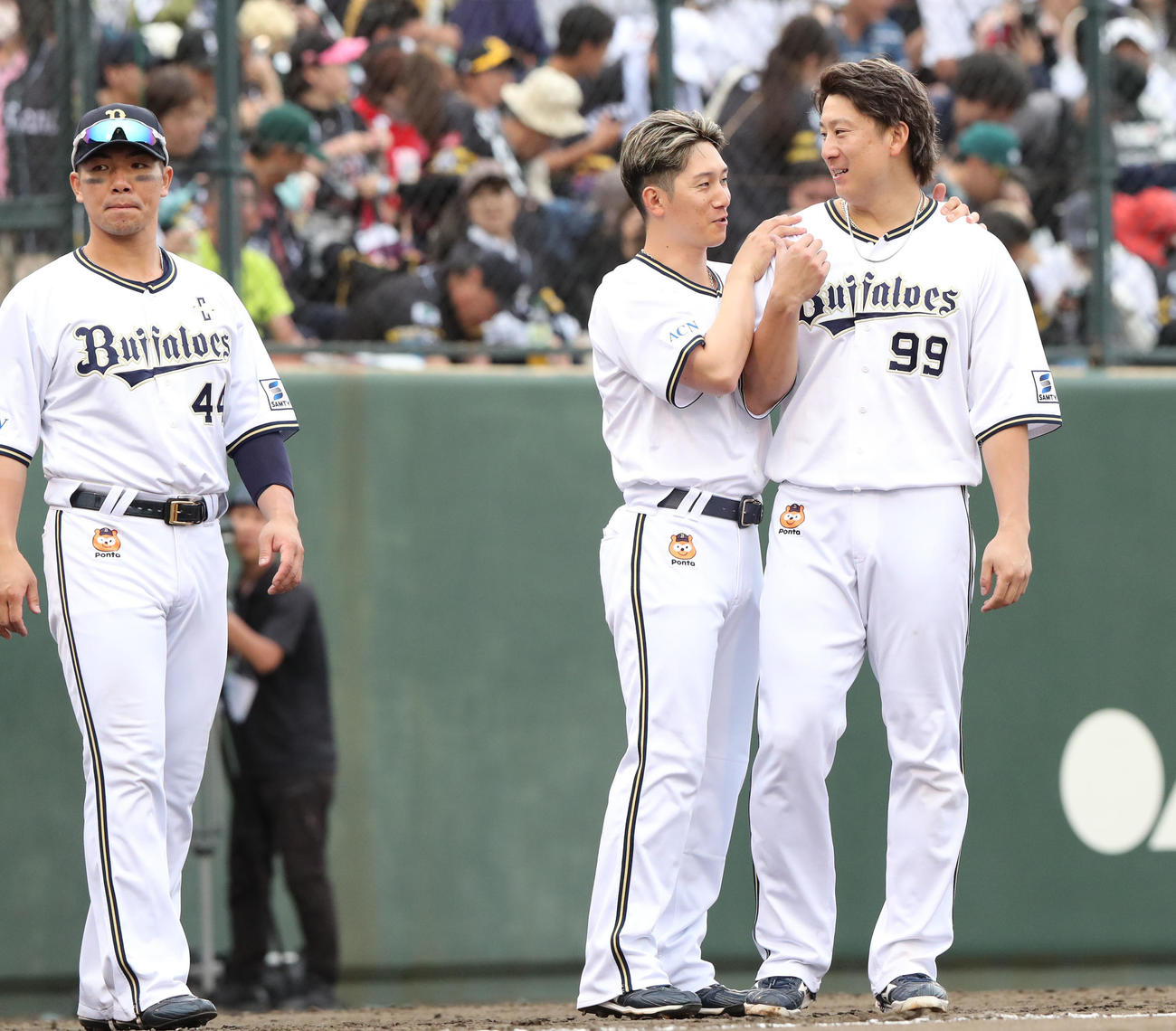 ソフトバンク対オリックス　ソフトバンクに勝利し西川は杉本の肩をもむ（撮影・梅根麻紀）