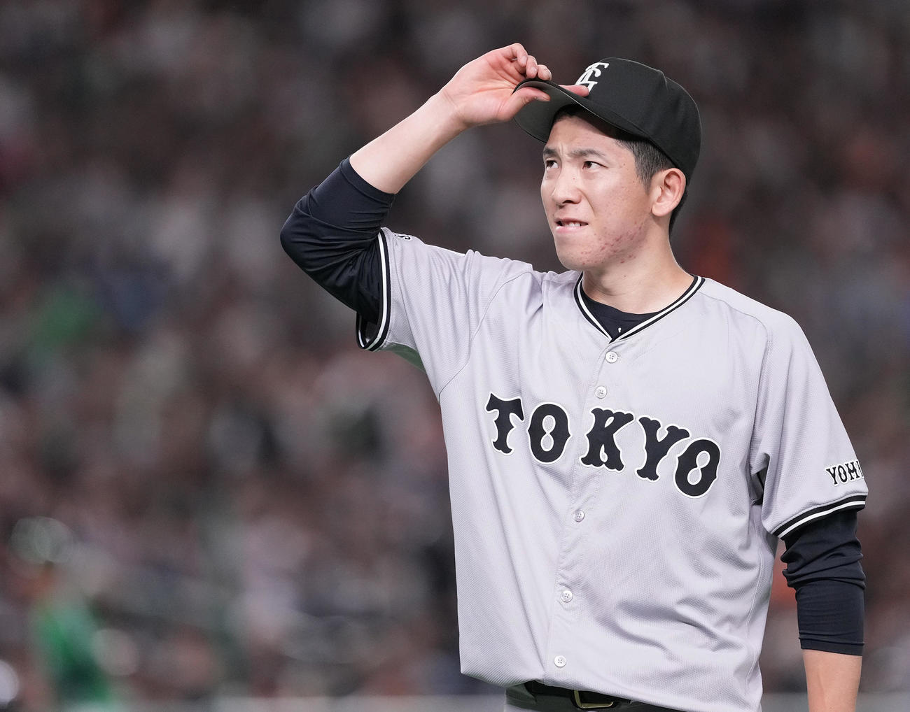 巨人対ヤクルト　3回表を終え、険しい表情でベンチへ戻る巨人戸郷（撮影・鈴木みどり）