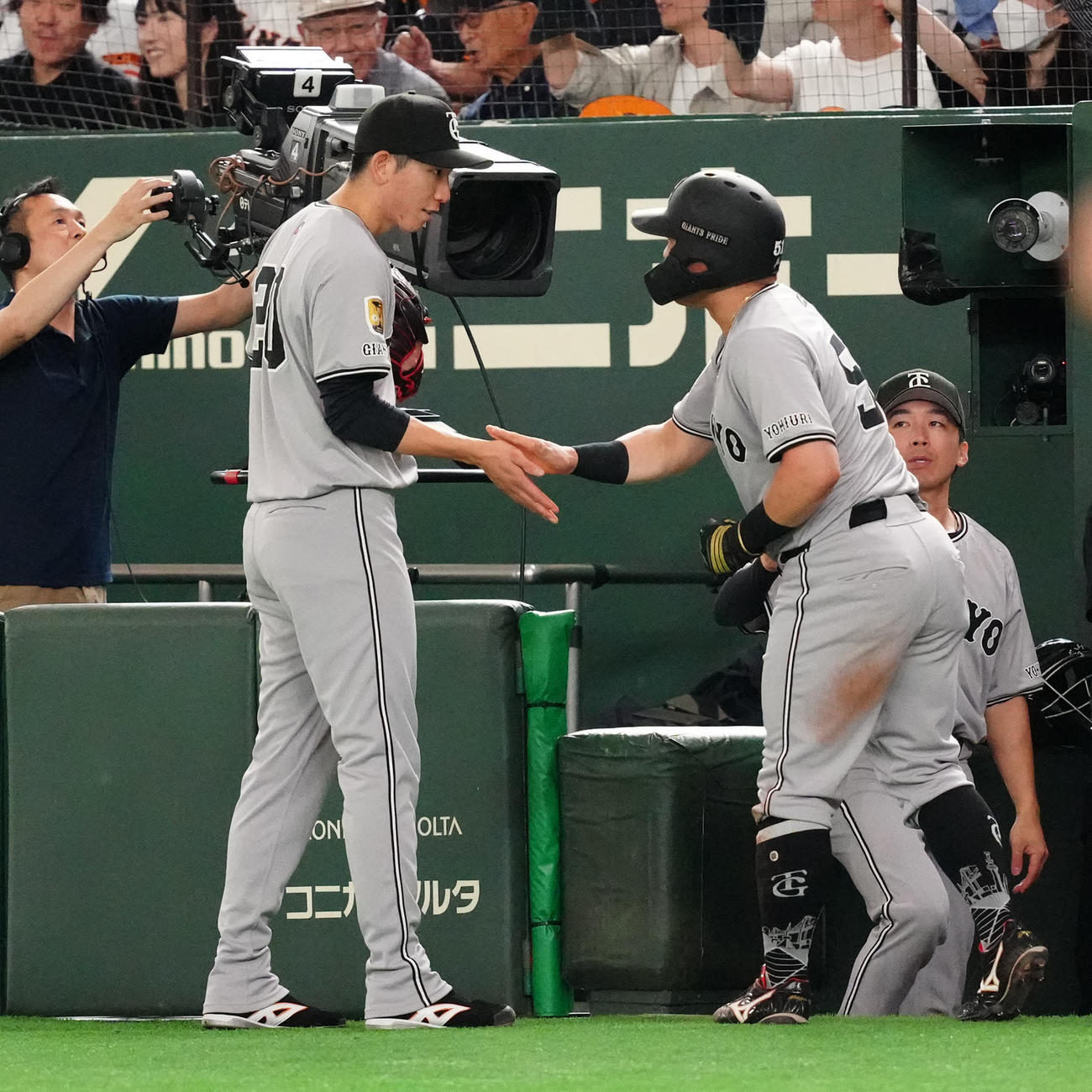 巨人対ヤクルト　2回裏巨人2死二塁、増田陸の適時打で生還した浅野（右）とタッチを交わす戸郷（撮影・江口和貴）