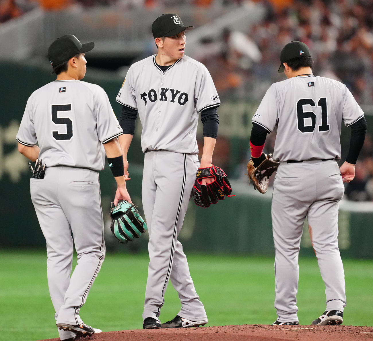 巨人対ヤクルト　3回表ヤクルト2死二、三塁、オスナに2点適時打を浴びた戸郷（中央）（撮影・江口和貴）