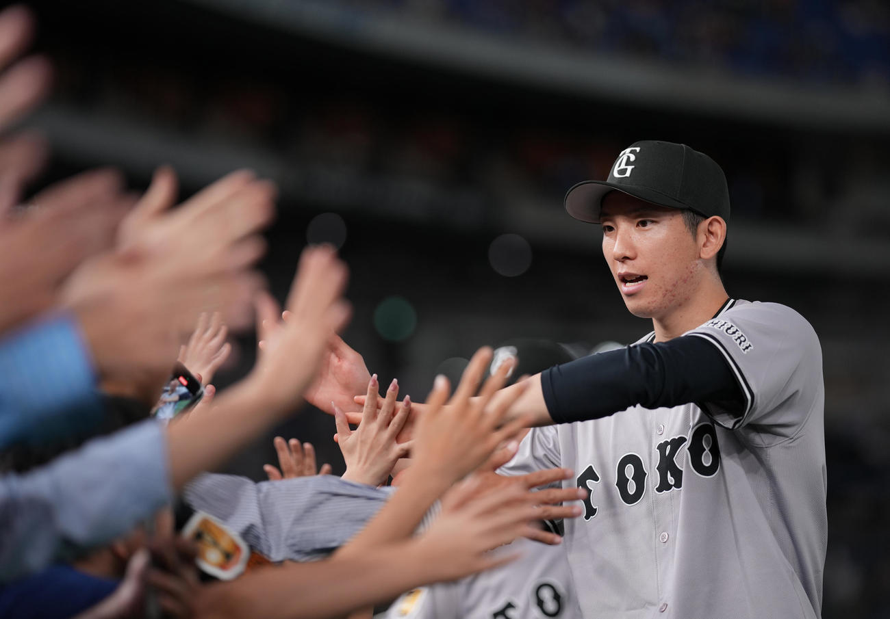 巨人対ヤクルト　今季初勝利の巨人戸郷はファンと笑顔でハイタッチ（撮影・鈴木みどり）