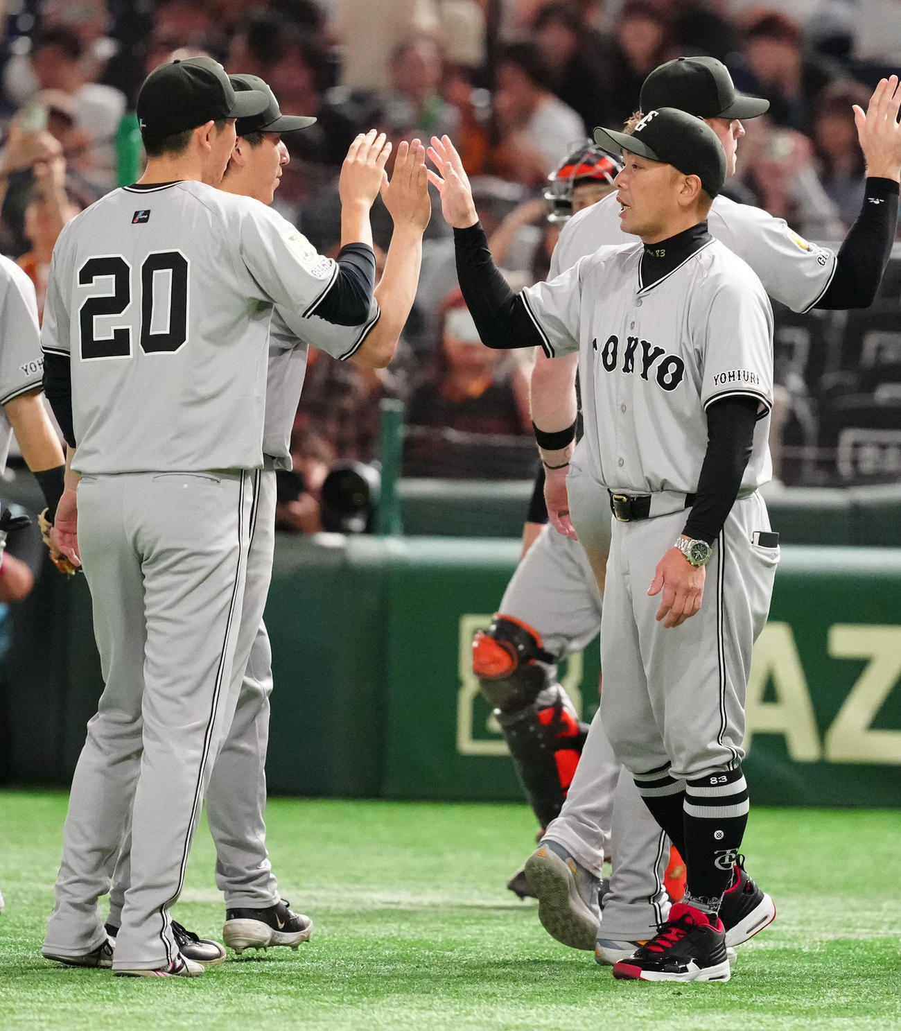 巨人対ヤクルト　試合後、巨人戸郷（左）とタッチを交わす阿部監督（撮影・江口和貴）