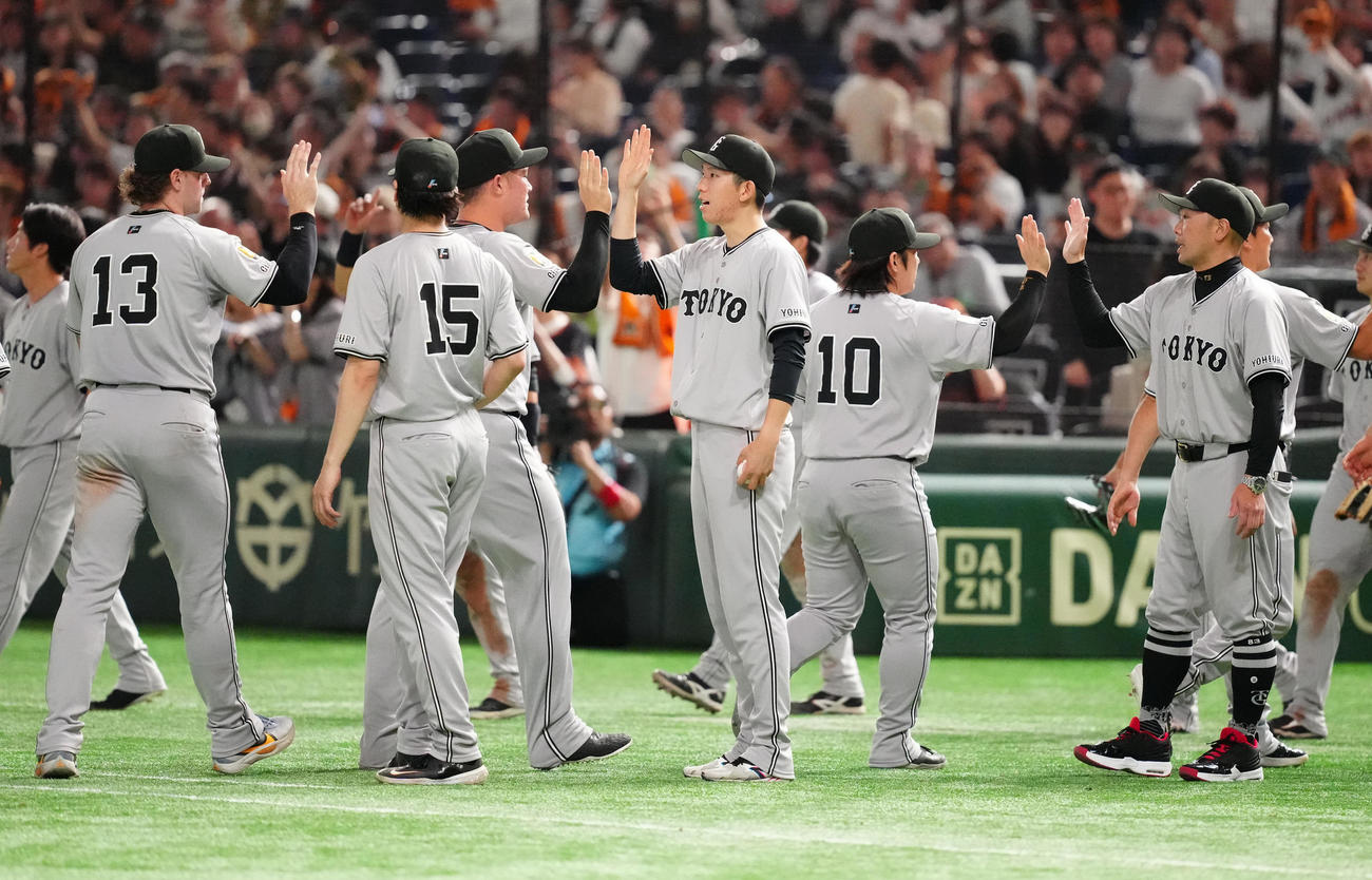 巨人対ヤクルト　試合後、勝利球を手にチームメートとタッチを交わす巨人戸郷（中央）（撮影・江口和貴）