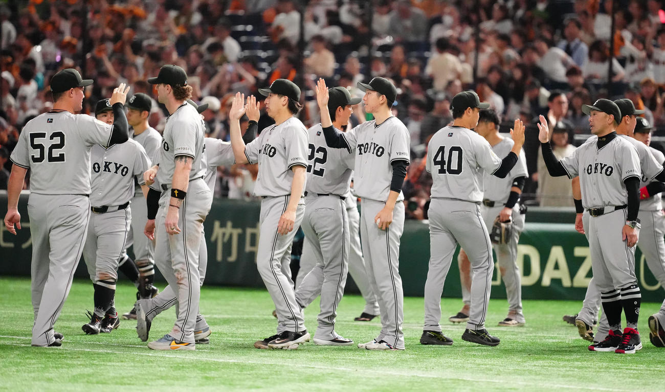 巨人対ヤクルト　試合後、勝利球を手にチームメートとタッチを交わす巨人戸郷（中央）（撮影・江口和貴）