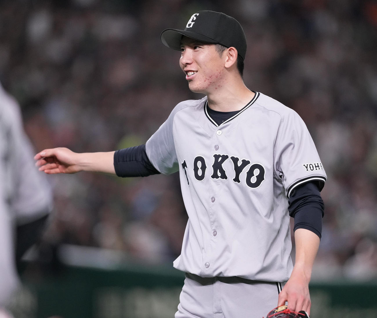 巨人対ヤクルト　6回表を終え、笑顔でベンチへ戻る巨人戸郷（撮影・鈴木みどり）