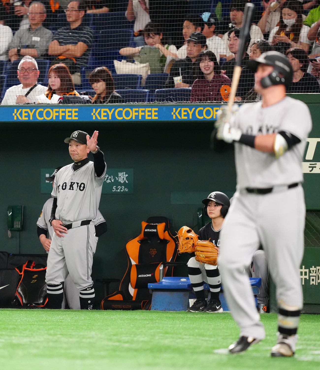 巨人対ヤクルト　6回裏巨人2死二塁、戸郷に代打リチャード（手前）を送る阿部監督（撮影・江口和貴）