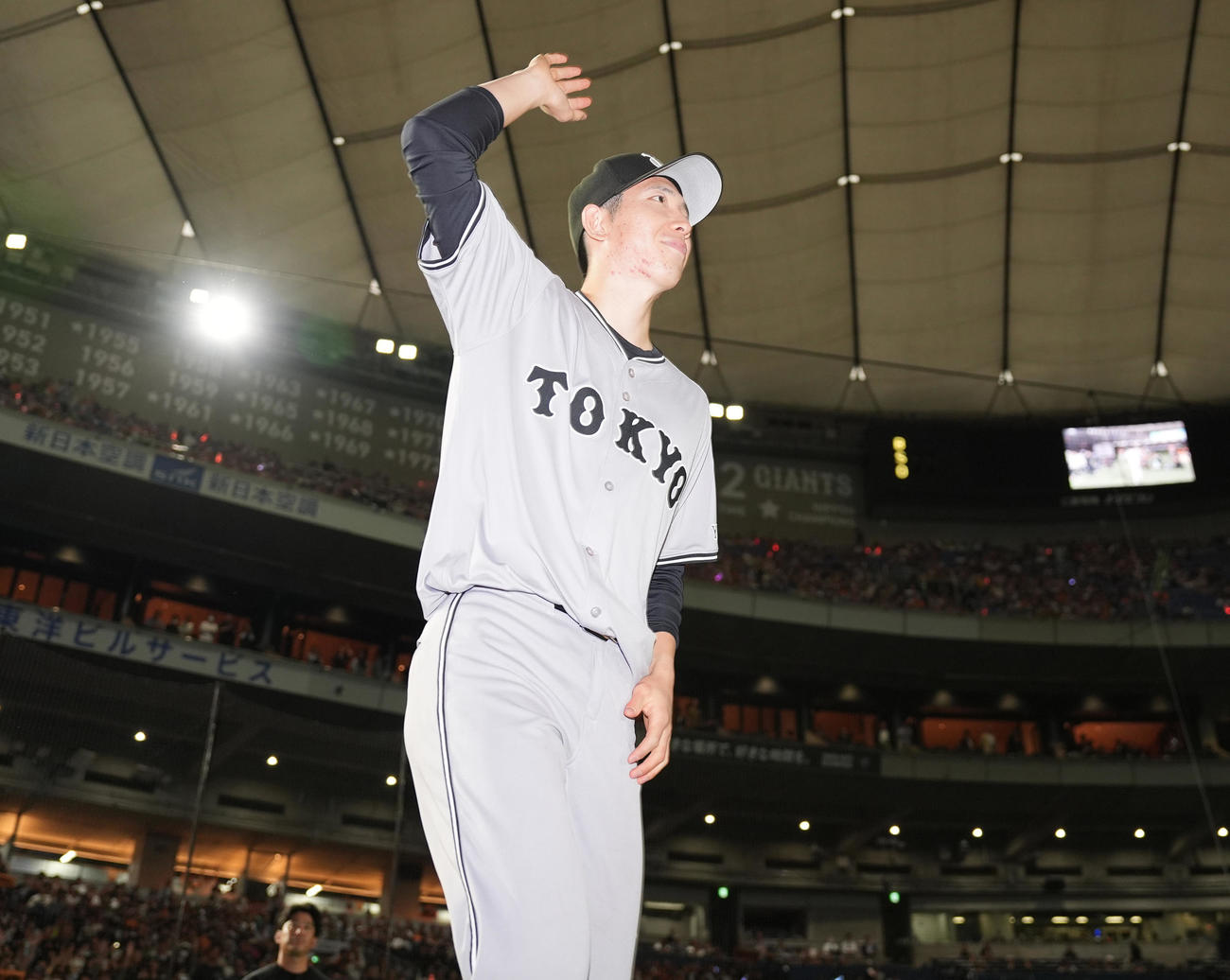 巨人対ヤクルト　今季初勝利の巨人戸郷はヒーローインタビューに向かう（撮影・鈴木みどり）