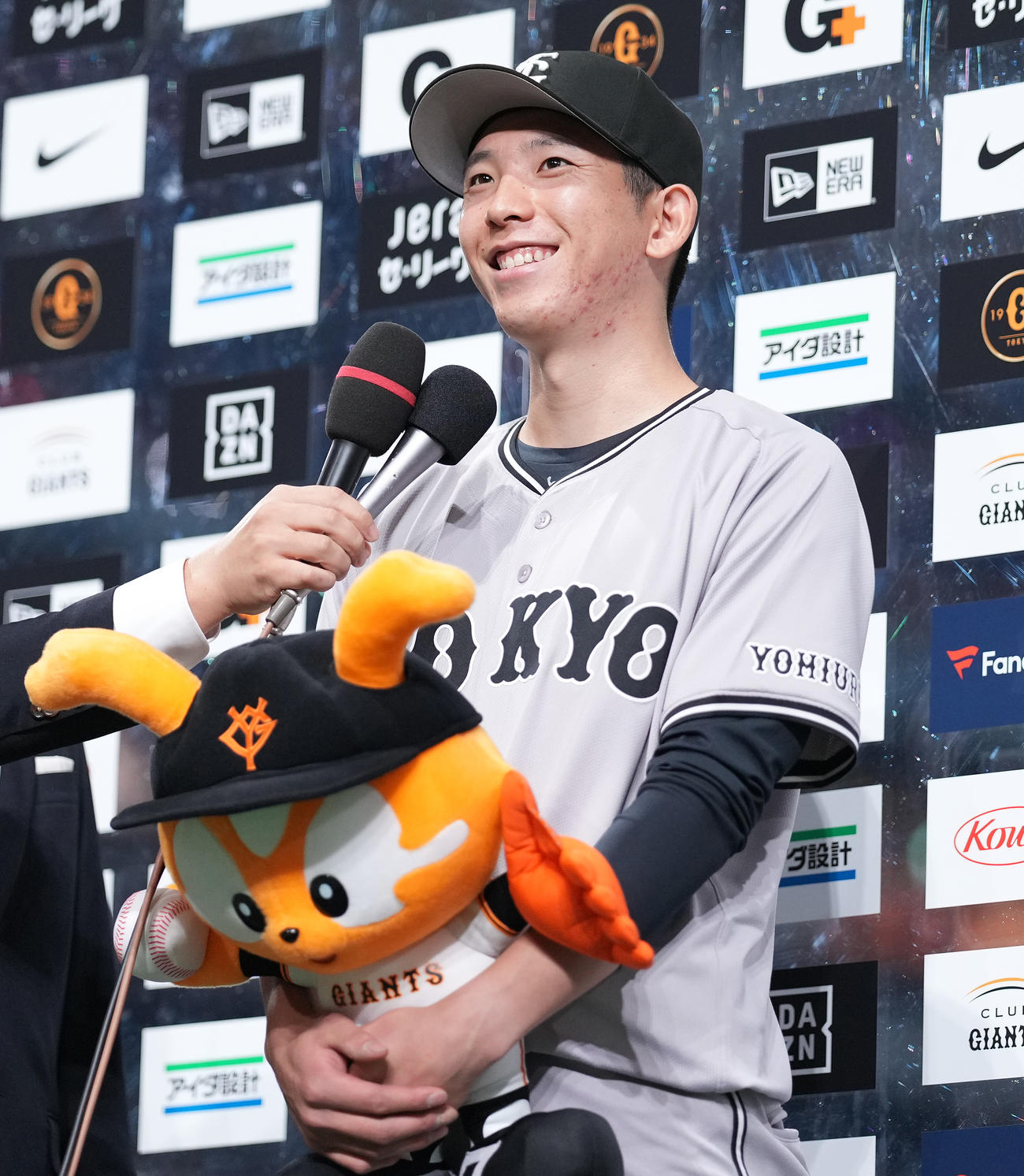 巨人対ヤクルト　今季初勝利の巨人戸郷はヒーローインタビューで笑顔（撮影・鈴木みどり）