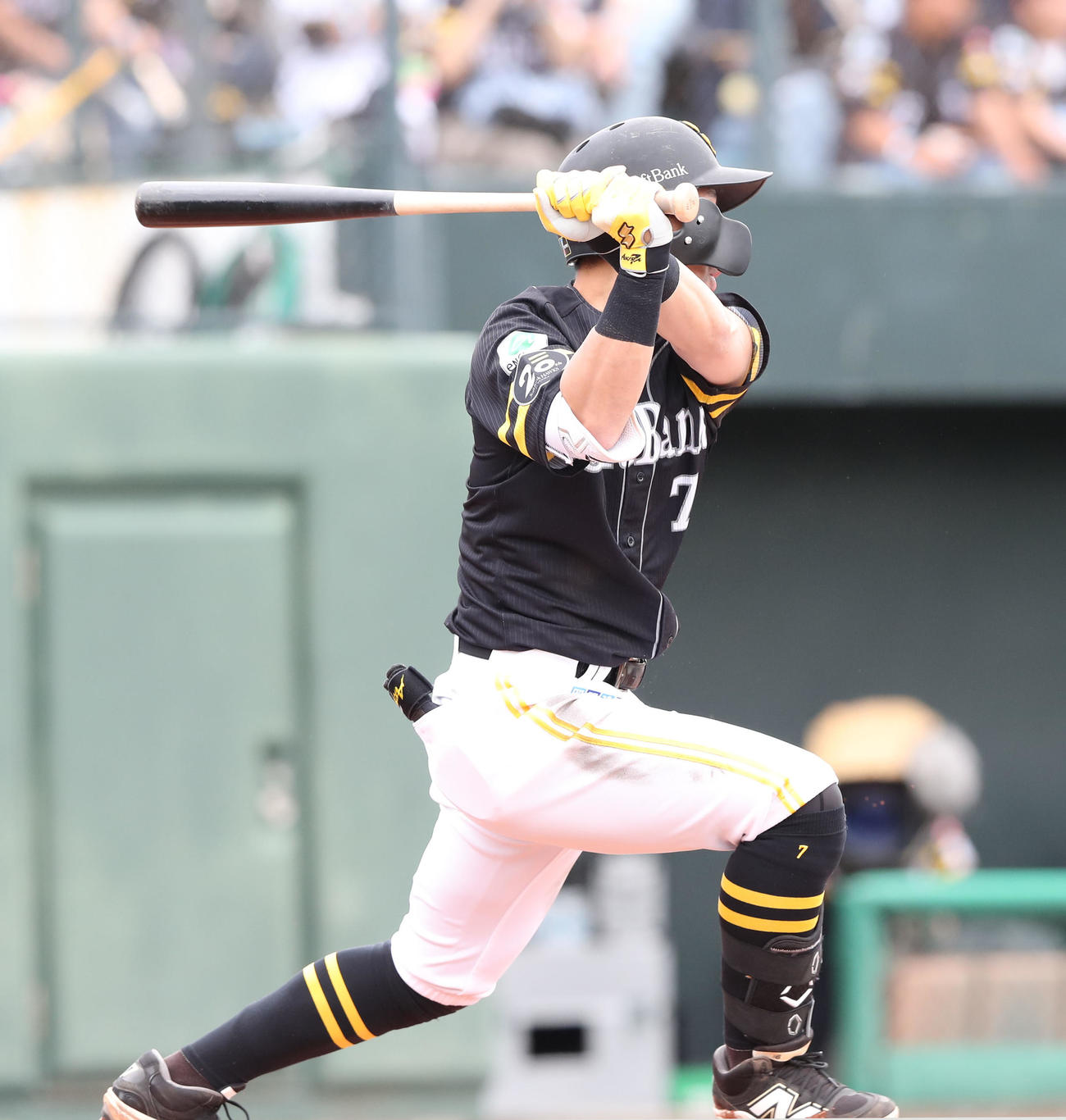 ソフトバンク対オリックス　1回裏ソフトバンク1死二、三塁、中村は中越えに同点となる2点適時打を放つ（撮影・梅根麻紀）