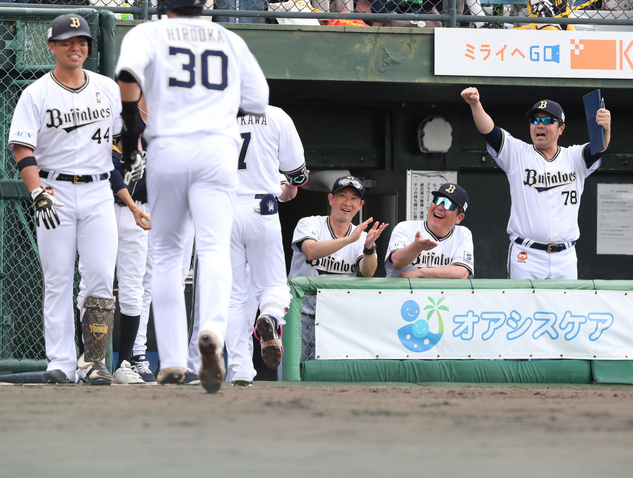 ソフトバンク対オリックス　1回表オリックス無死一塁、西川は右越えに先制となる2点本塁打を放ちベンチのナインに迎えられる（撮影・梅根麻紀）