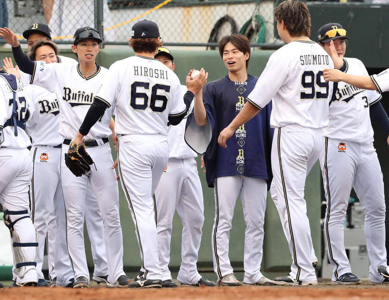 ソフトバンク対オリックス　勝利投手の山岡は笑顔（撮影・梅根麻紀）