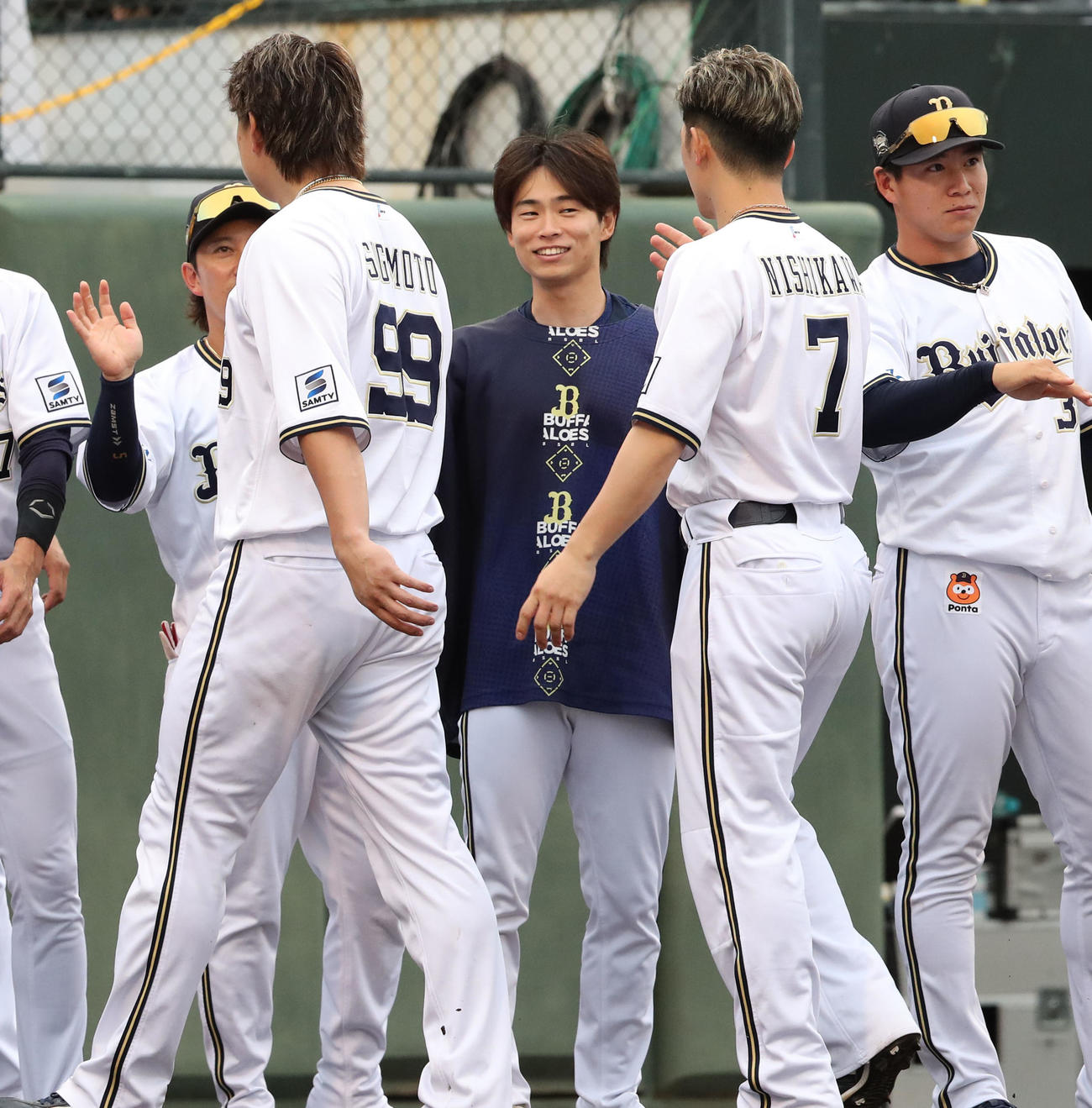 ソフトバンク対オリックス　勝利投手の山岡は笑顔（撮影・梅根麻紀）