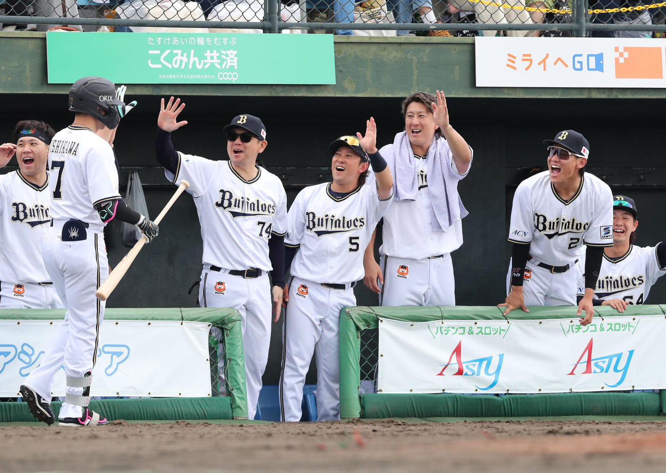 ソフトバンク対オリックス　1回表オリックス無死一塁、西川は右越えに先制となる2点本塁打を放ちベンチのナインに迎えられる（撮影・梅根麻紀）