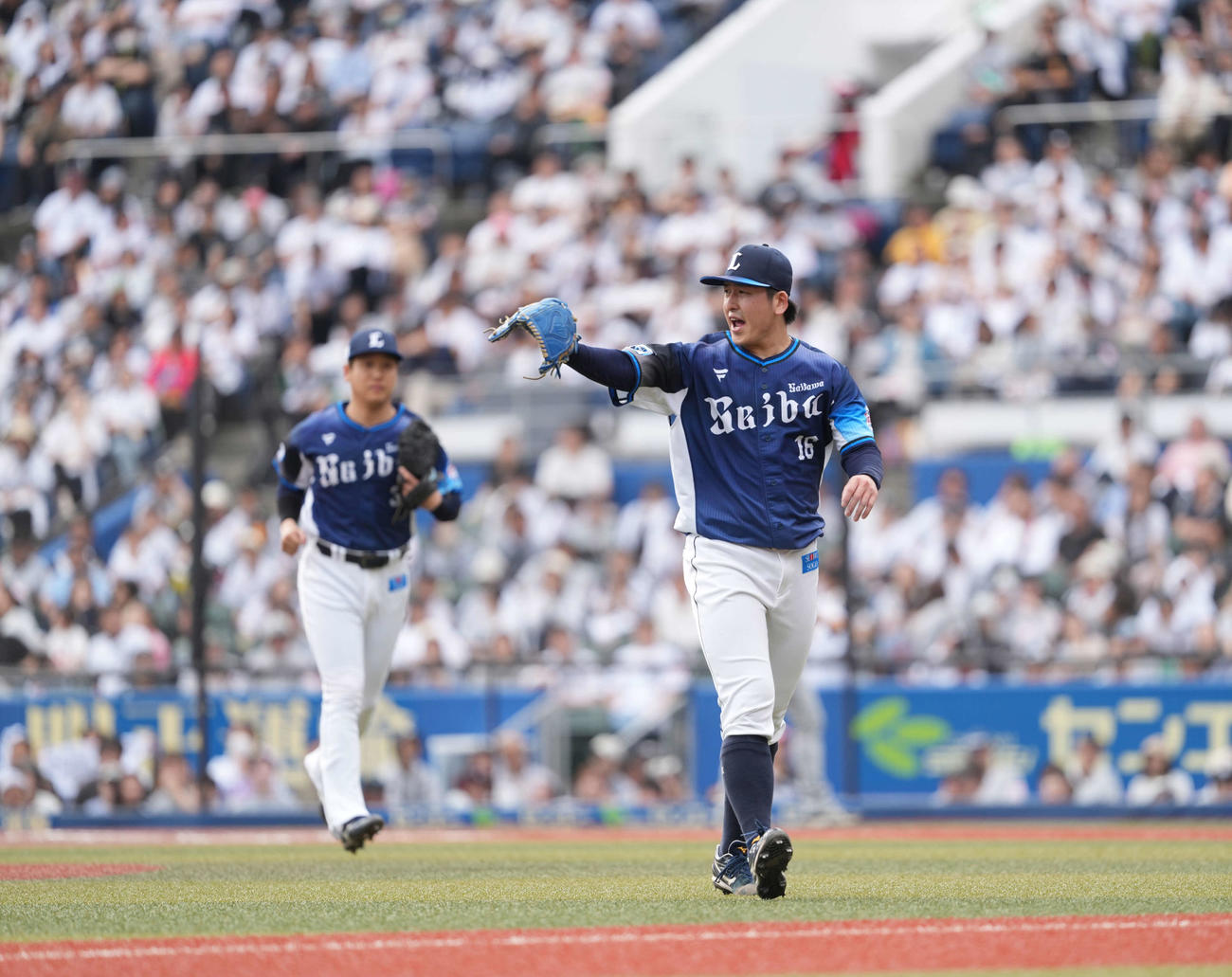 6回をしのぎベンチに引き揚げる隅田知一郎（撮影・井上学）