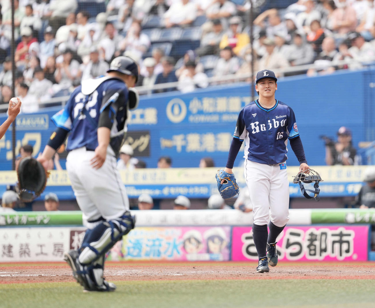 ロッテ対西武　5回にピンチを切り抜け笑顔の隅田（右）（撮影・井上学）