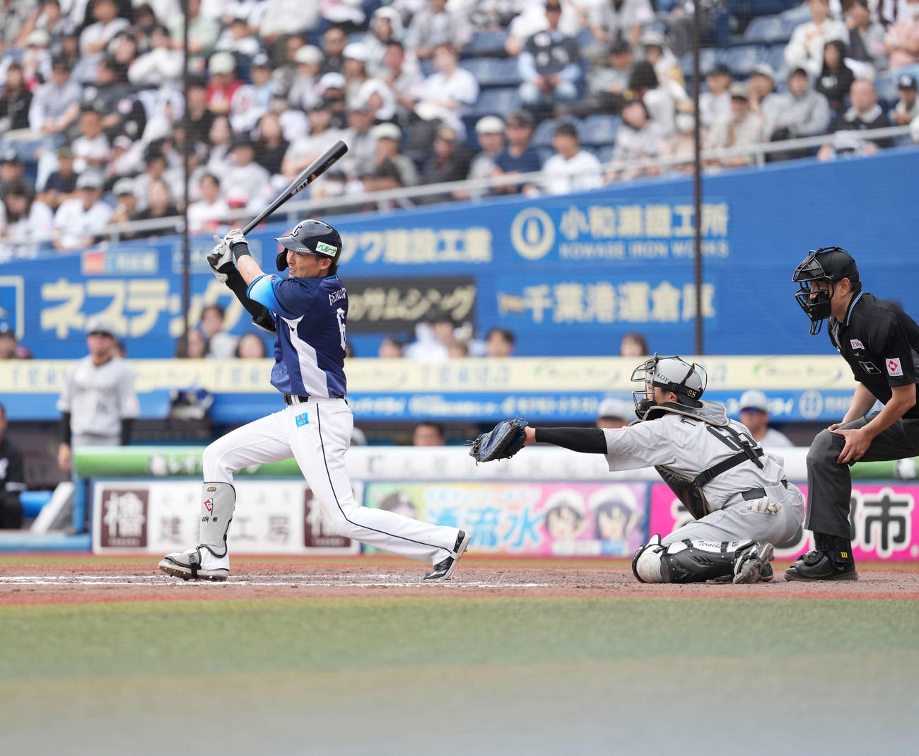 ロッテ対西武　7回表西武2死満塁、適時二塁打を放つ源田（撮影・井上学）