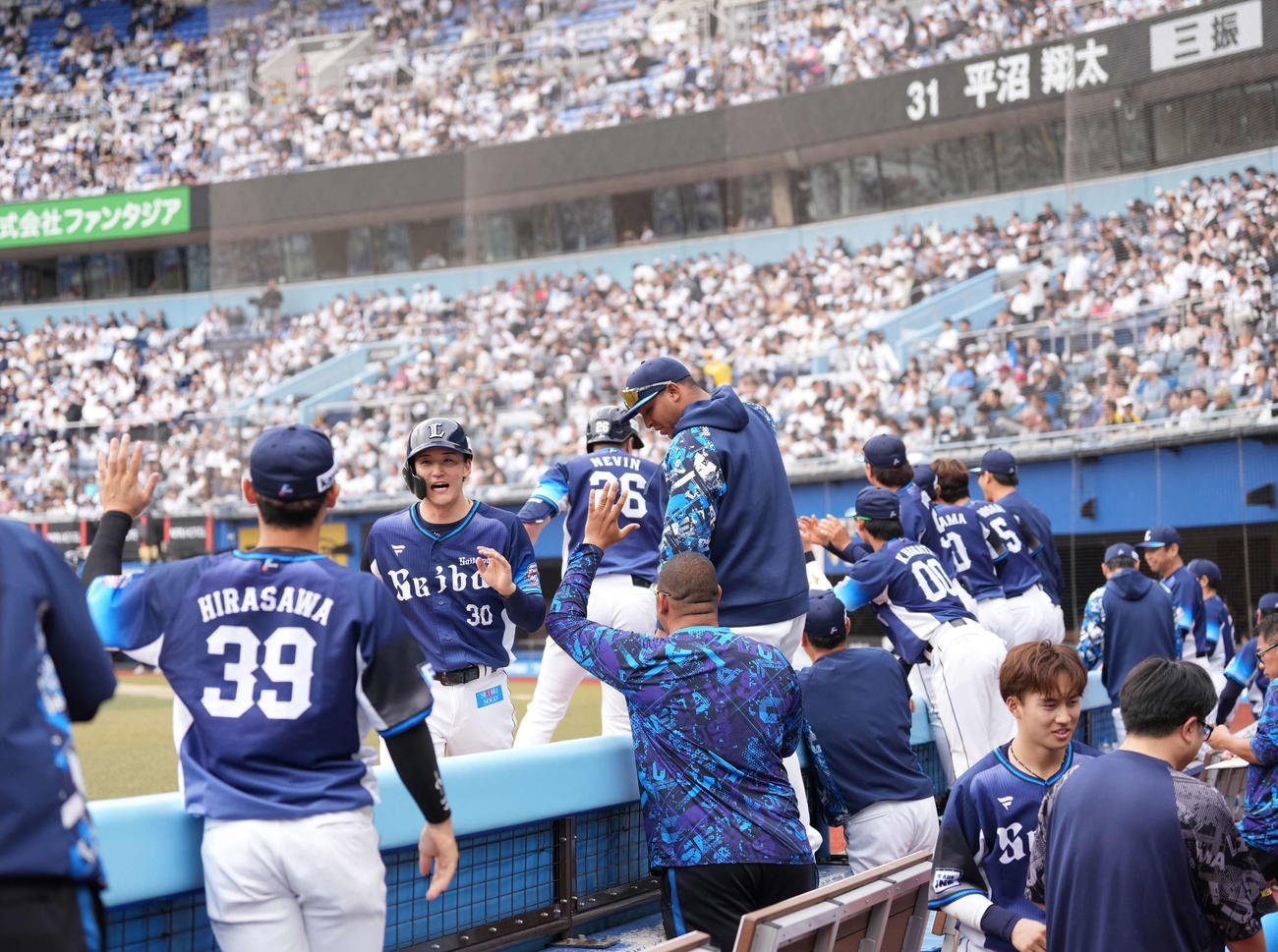 ロッテ対西武　7回表西武2死満塁、源田の適時二塁打で盛り上がる西武ベンチ（撮影・井上学）