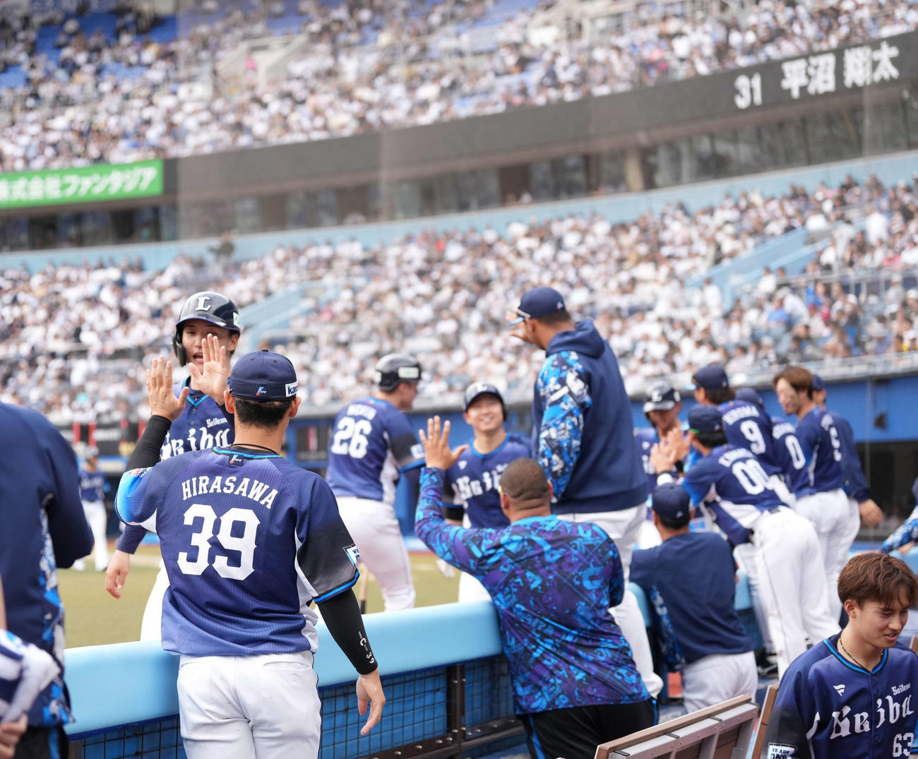 ロッテ対西武　7回表西武2死満塁、源田の適時二塁打で盛り上がる西武ベンチ（撮影・井上学）