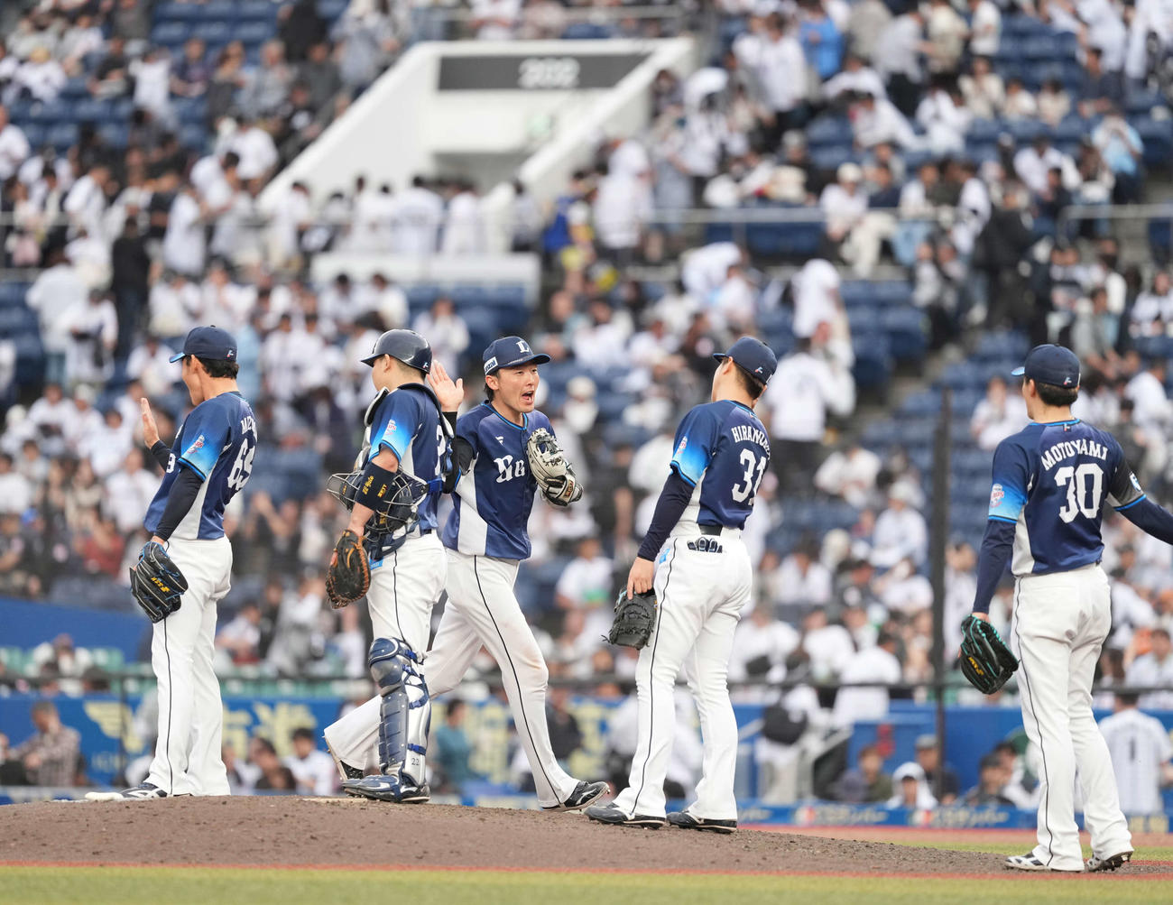ロッテ対西武　勝利のハイタッチをかわす源田壮亮（中央）ら西武ナイン（撮影・井上学）