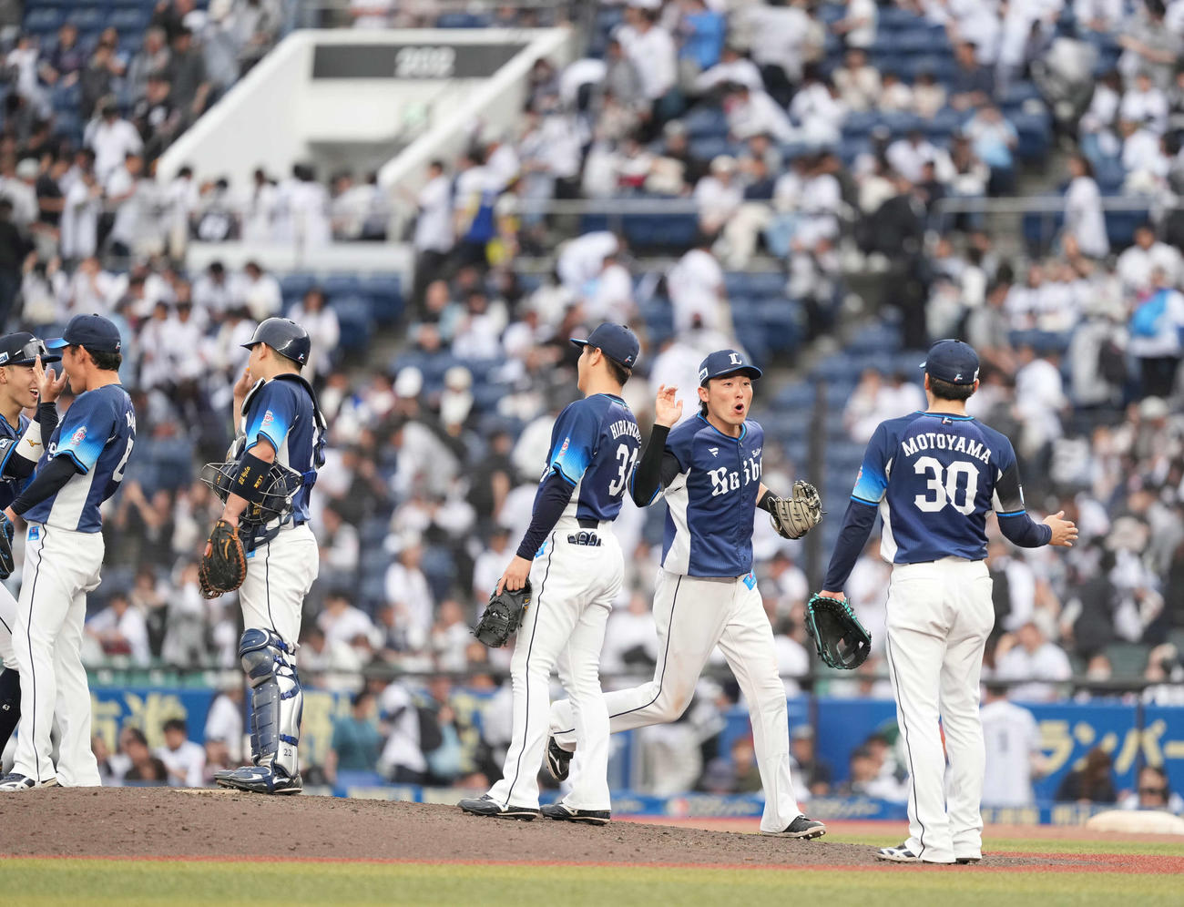 ロッテ対西武　勝利のハイタッチをかわす源田（右から2人目）ら西武ナイン（撮影・井上学）