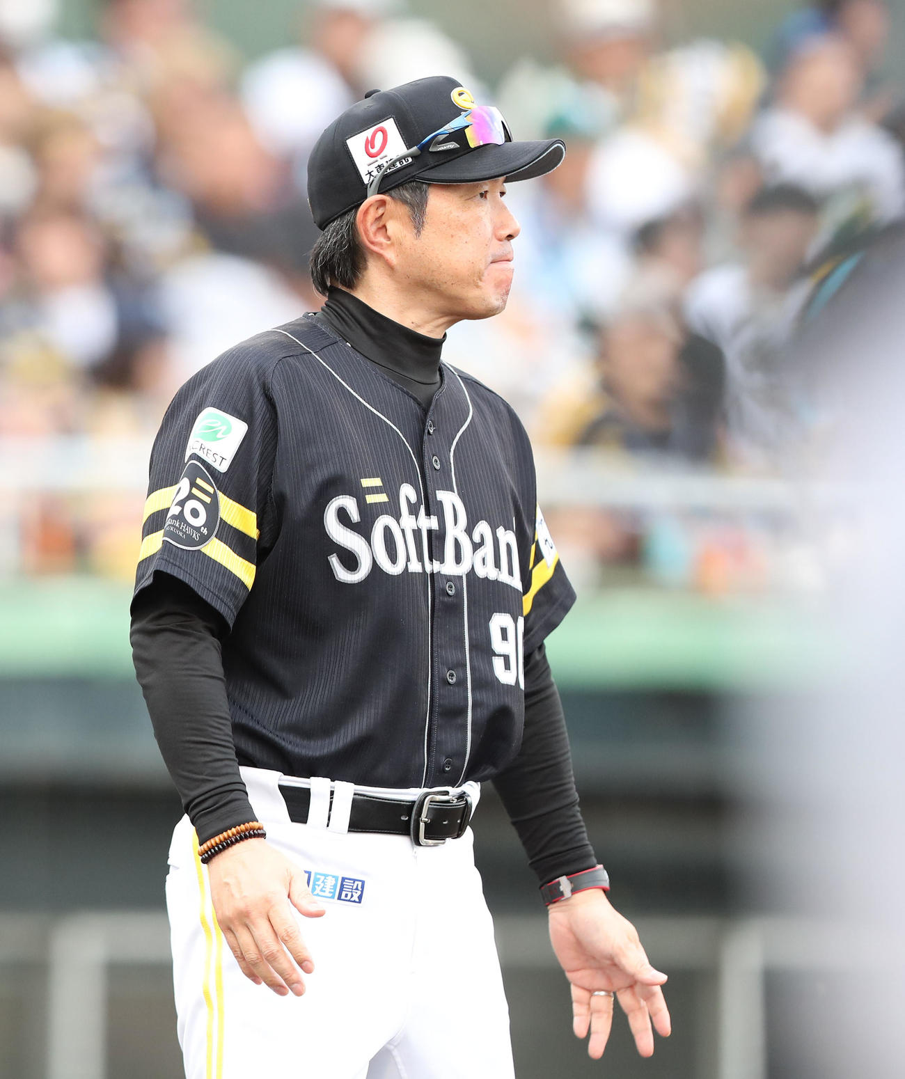 ソフトバンク対オリックス　審判に選手交代を告げる小久保監督（撮影・梅根麻紀）