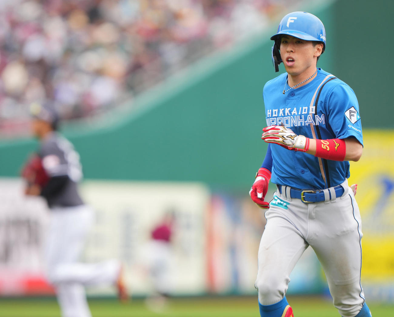 楽天対日本ハム　4回表の攻撃を終え先制適時打を放った日本ハム五十幡亮汰はナインの出迎えを受ける（撮影・垰建太）