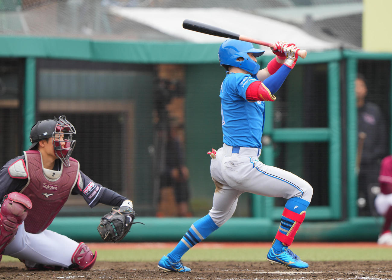 楽天対日本ハム　4回表日本ハム2死一、二塁、先制の適時打を放つ五十幡（撮影・垰建太）