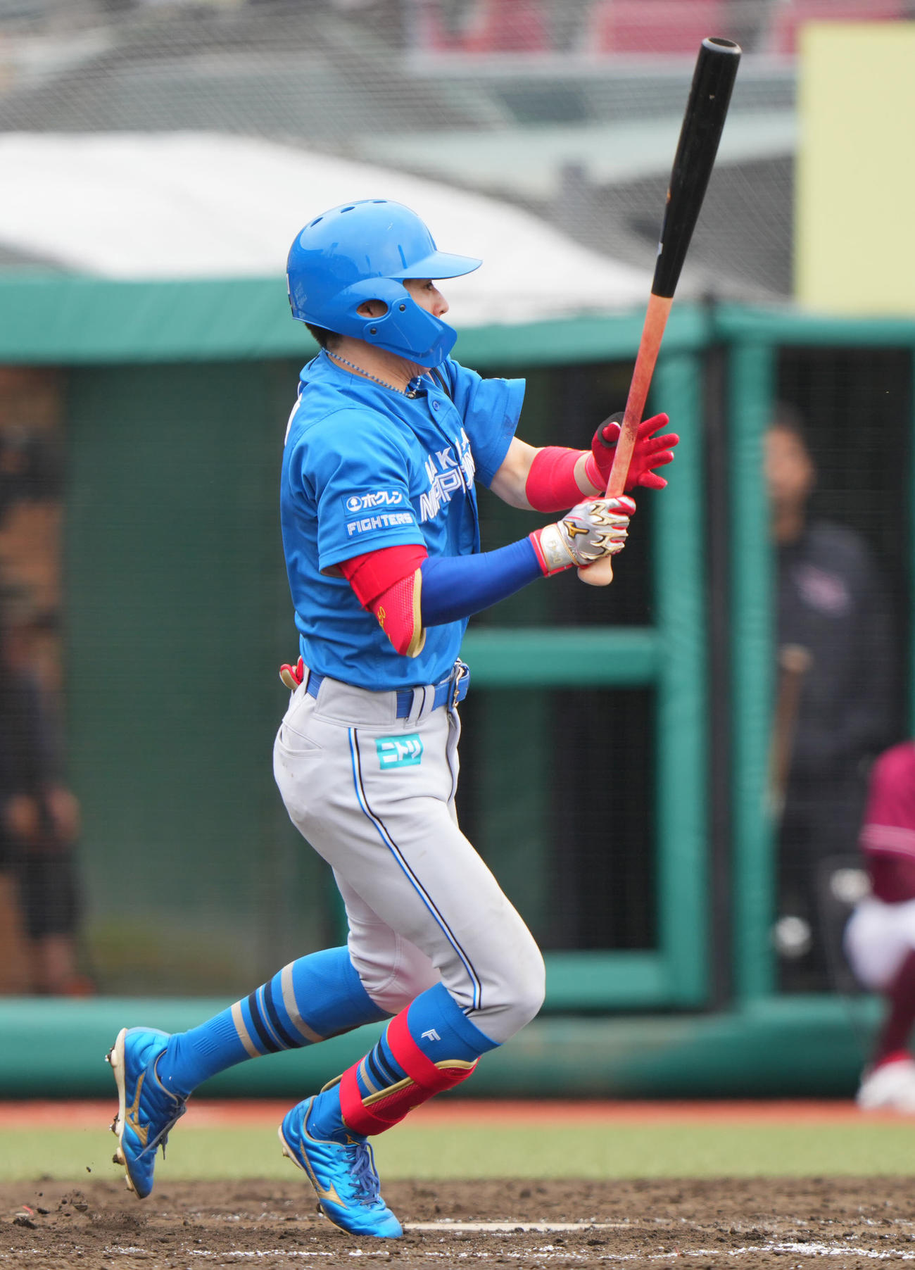 楽天対日本ハム　4回表日本ハム2死一、二塁、先制の適時打を放つ五十幡（撮影・垰建太）