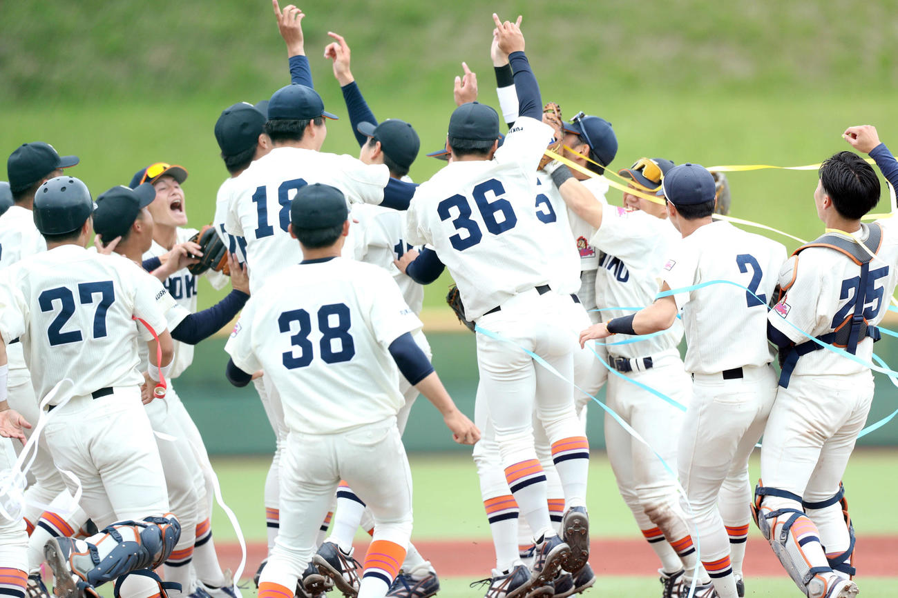 仙台大対東北福祉大　3季ぶりの優勝を決め、マウンドに集まる東北福祉大ナイン（撮影・木村有優）