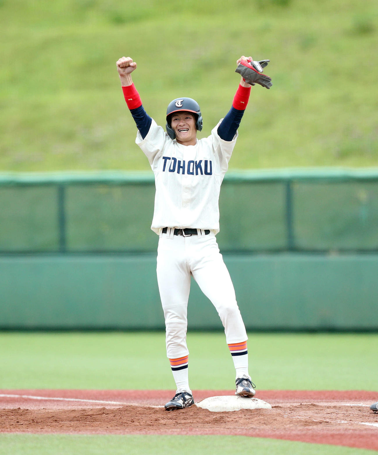 仙台大対東北福祉大　勝ち越し打を放ち、喜ぶ東北福祉大・新保（撮影・木村有優）