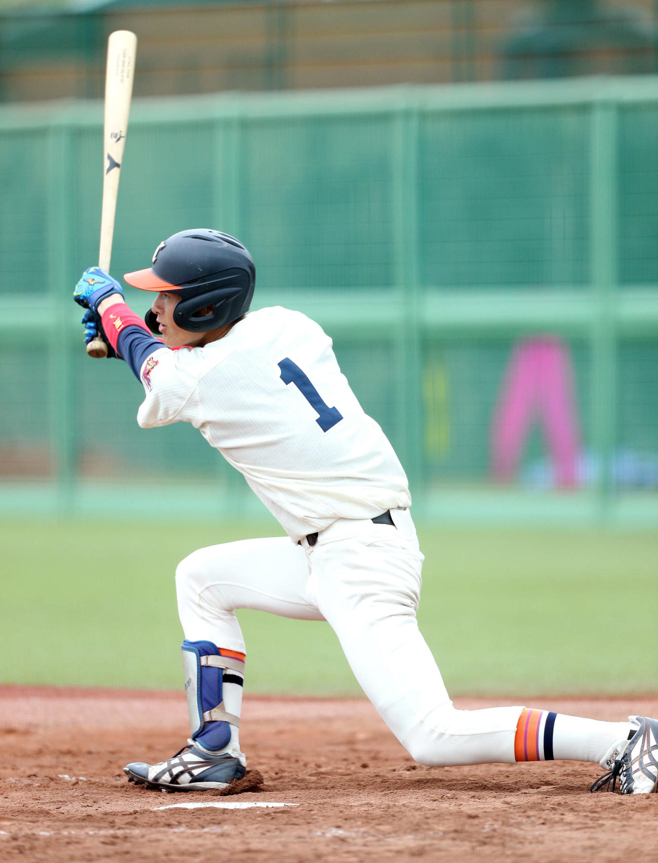 仙台大対東北福祉大　9回表東北福祉大1死二、三塁、勝ち越しの中前適時打を放つ東北福祉大・新保（撮影・木村有優）
