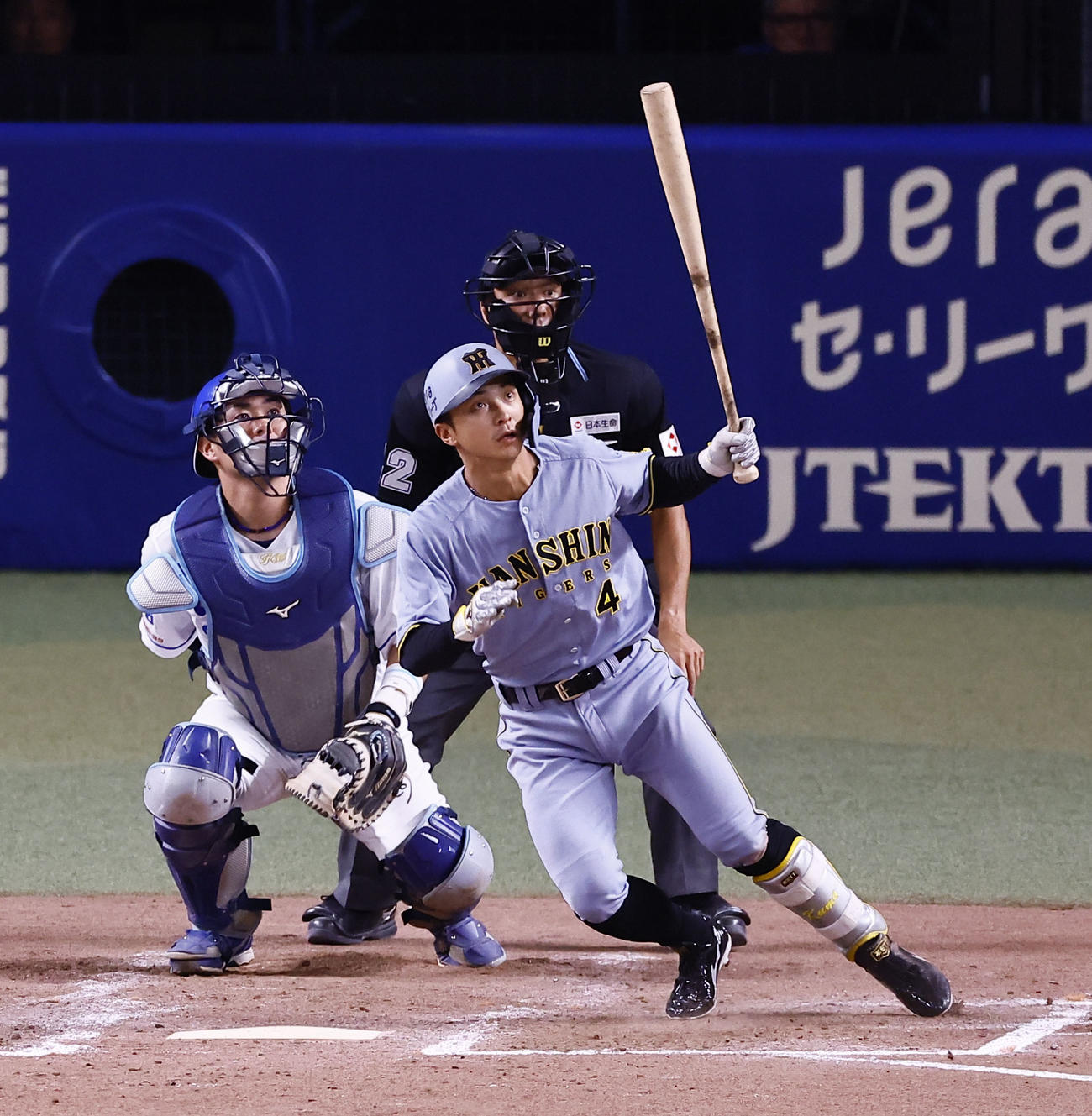 中日対阪神　9回表阪神無死、熊谷は左前打を放つ。投手マルテ（撮影・藤尾明華）