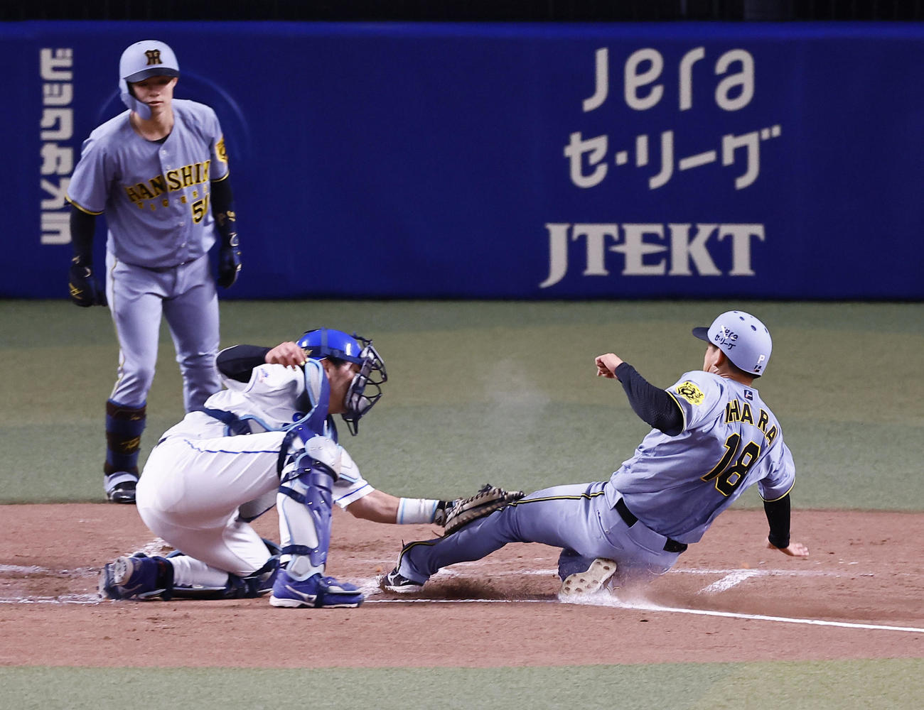 中日対阪神　3回表阪神1死一塁、近本の左越え二塁打で、伊原がホームを狙うもタッチアウトになる。捕手木下（撮影・藤尾明華）