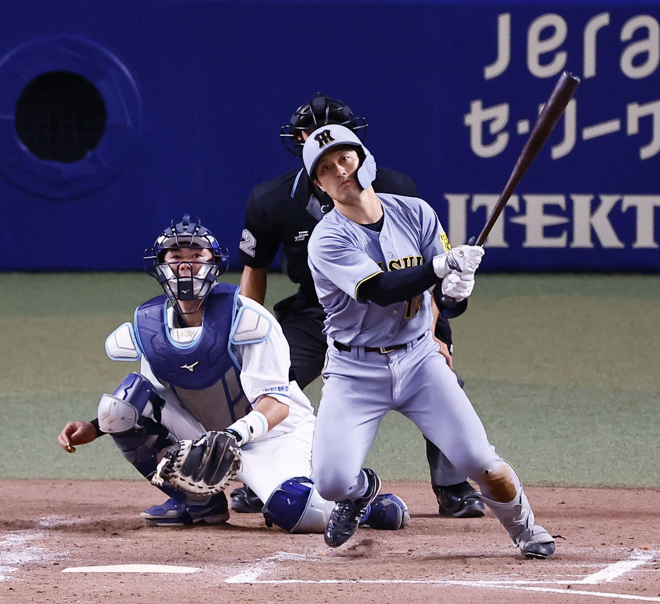 中日対阪神　9回表阪神無死二、三塁、坂本は中越えに勝ち越しの2点適時二塁打を放つ（撮影・藤尾明華）