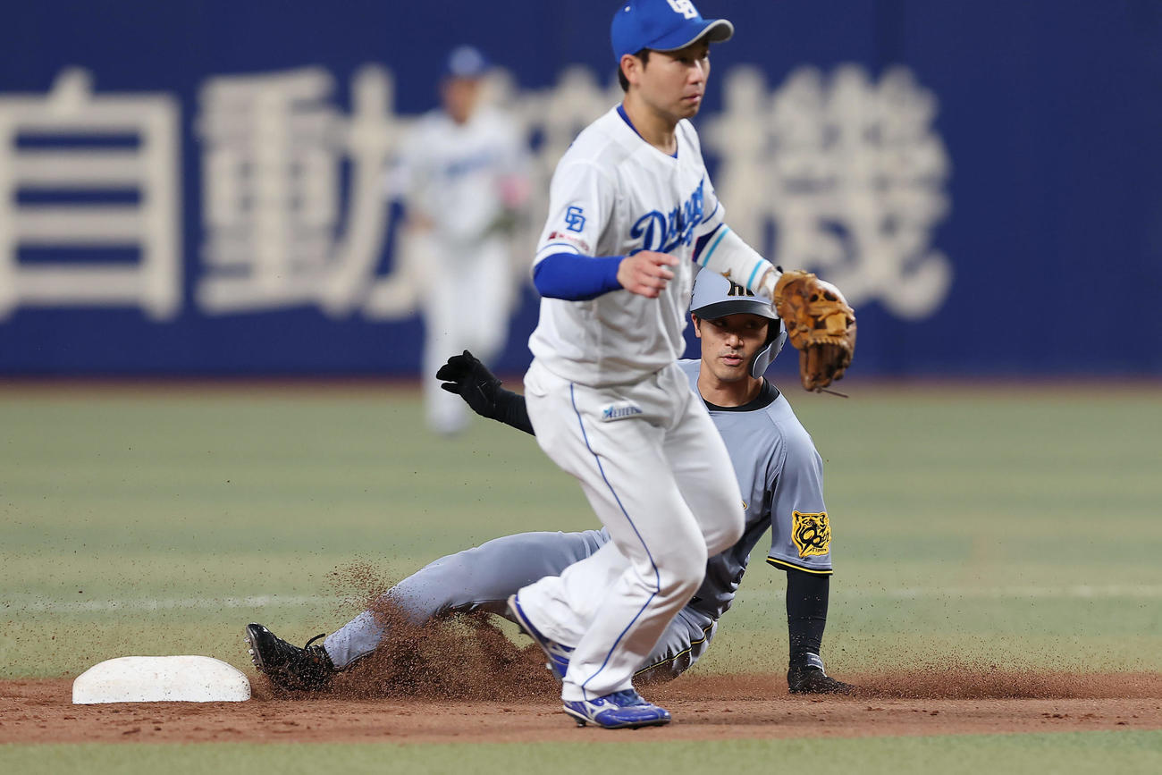 中日対阪神　7回表阪神1死一、三塁、二盗を決める坂本。遊撃手山本（撮影・前田充）