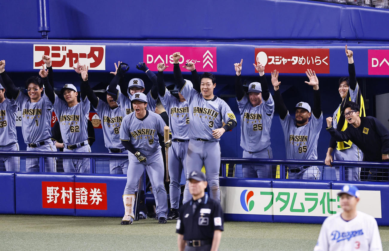 中日対阪神　9回表阪神無死二、三塁、坂本の勝ち越し2点適時二塁打にベンンチで大喜びする湯浅（右から2人目）ら阪神ナイン（撮影・藤尾明華）