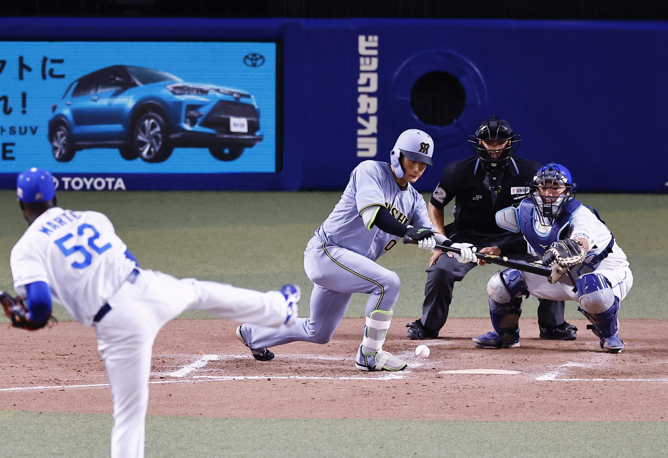 中日対阪神　9回表阪神無死一塁、投前犠打を決める木浪。投手マルテ（撮影・藤尾明華）