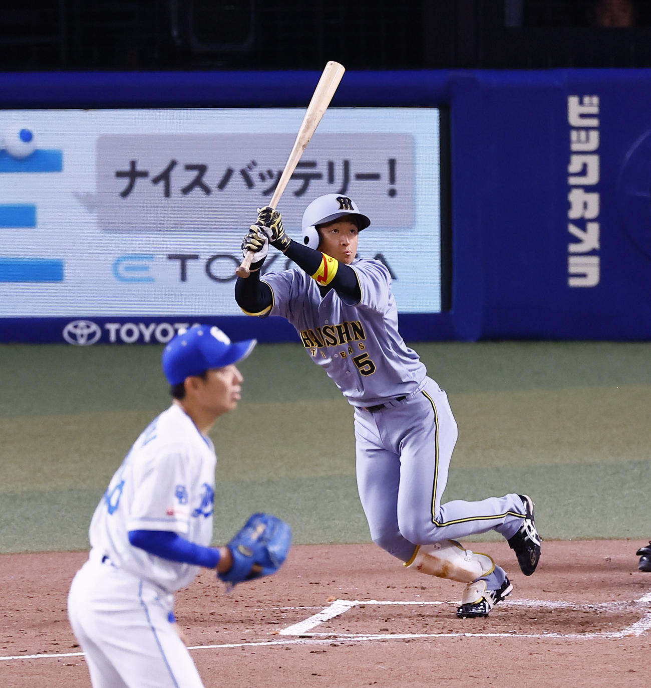 中日対阪神　3回表阪神1死一塁、近本は左越えに二塁打を放つ。投手松葉（撮影・藤尾明華）