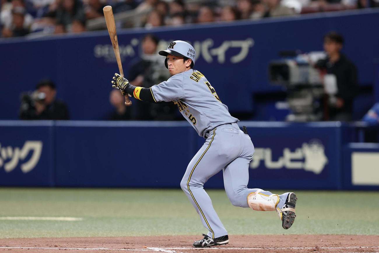 左翼線へ二塁打を放つ近本光司（撮影・前田充）