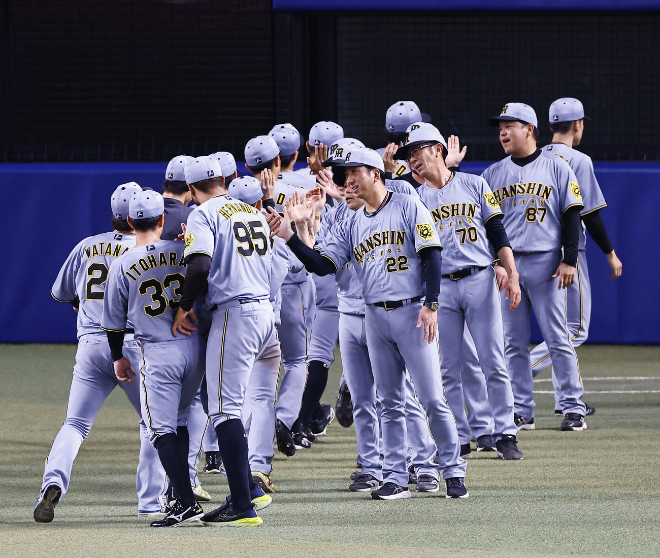 中日対阪神　中日に勝利し、ナインとタッチを交わす藤川監督（中央）（撮影・藤尾明華）