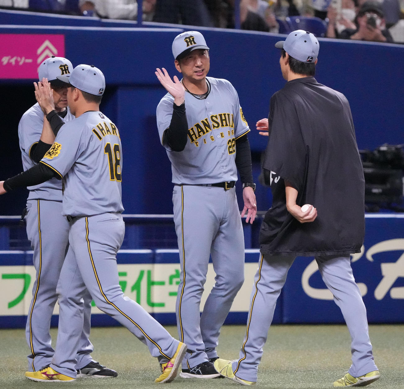 中日対阪神　試合終了、藤川監督（右から2人目）はナインを迎える（撮影・森本幸一）
