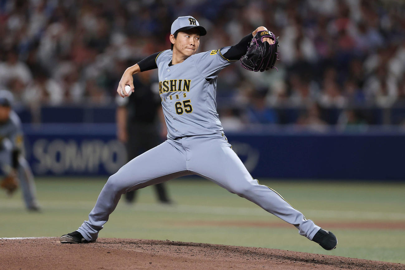 中日対阪神　阪神2番手の湯浅（撮影・前田充）