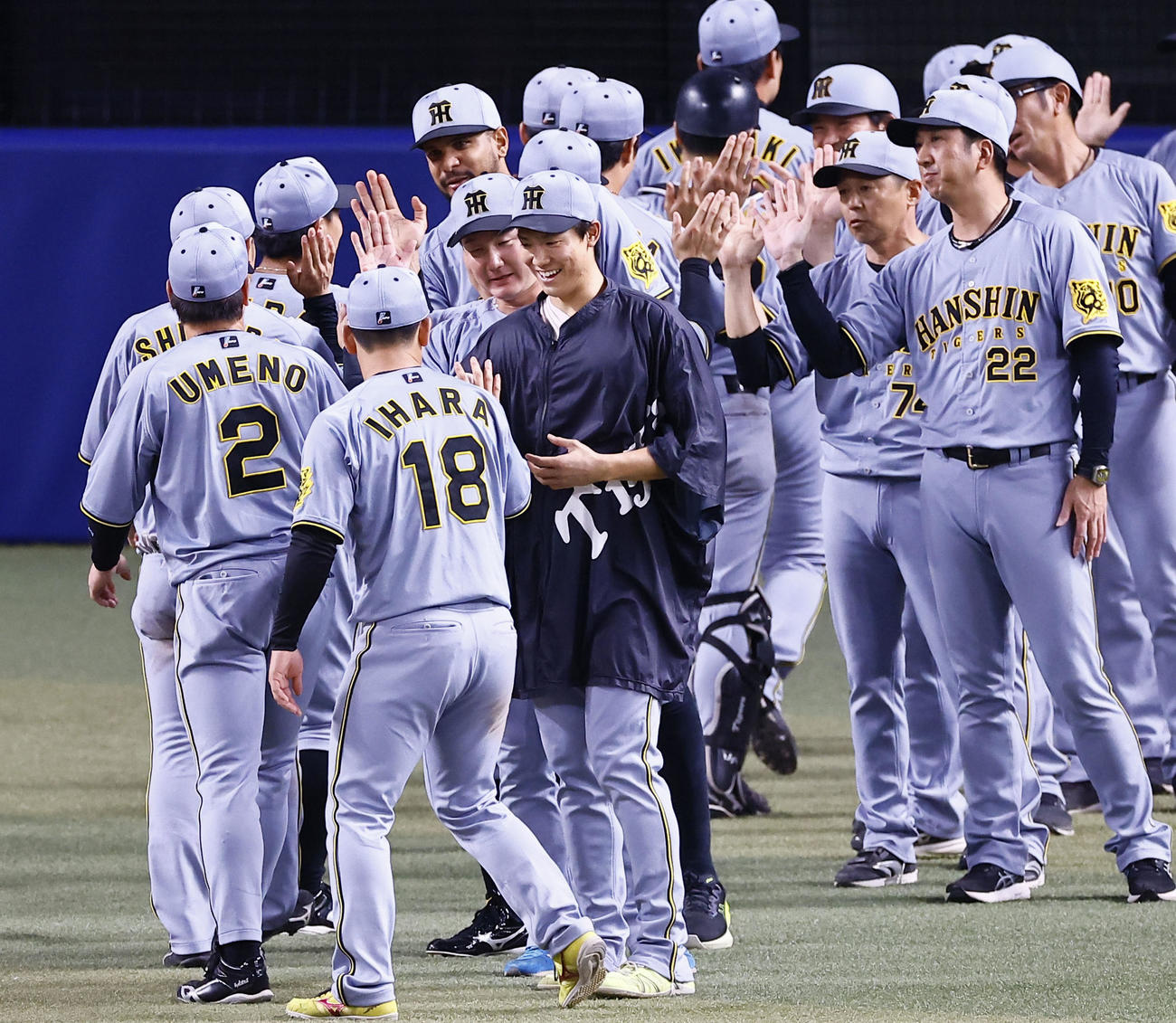 中日対阪神　2勝目を飾りナインとタッチを交わす阪神湯浅（手前右）（撮影・藤尾明華）